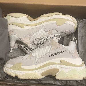 ✨ Balenciaga Triple S Sneakers Size 39 *NEVER WORN*!!! ✨